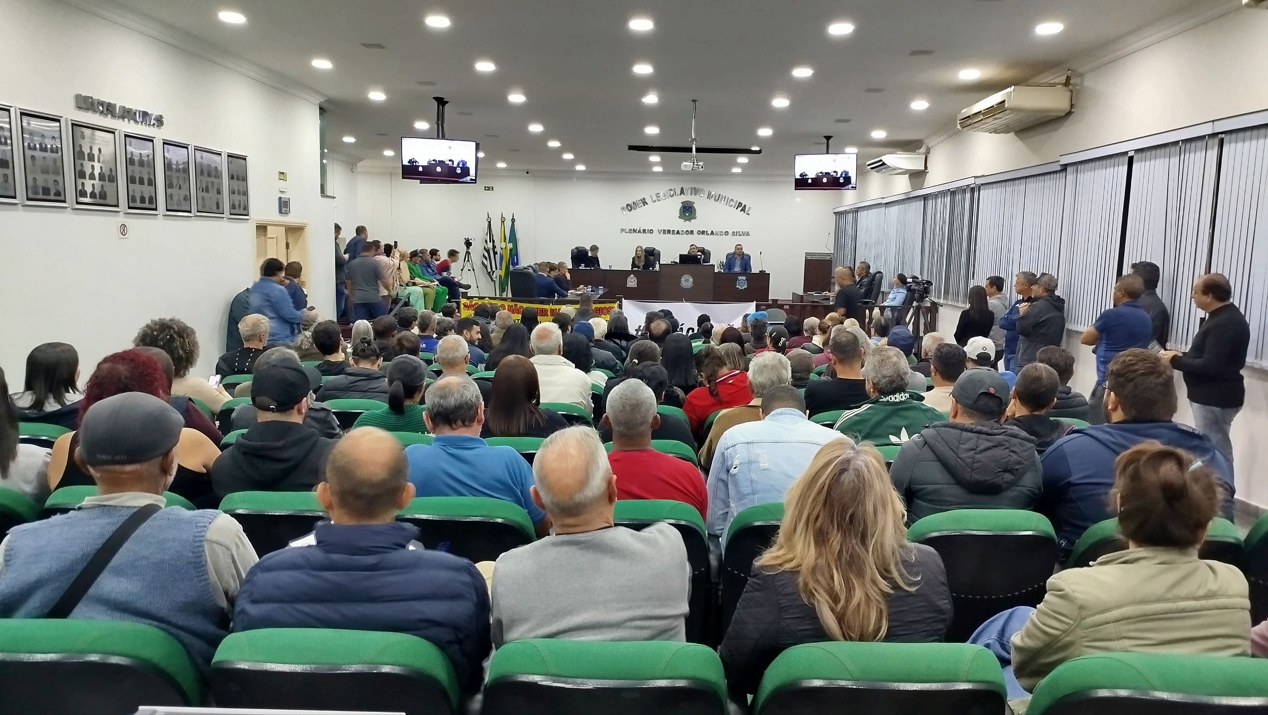 Imagem da notícia: POPULAÇÃO LOTA O PLENÁRIO NA AUDIÊNCIA PÚBLICA SOBRE OS PEDÁGIOS FREE FLOW