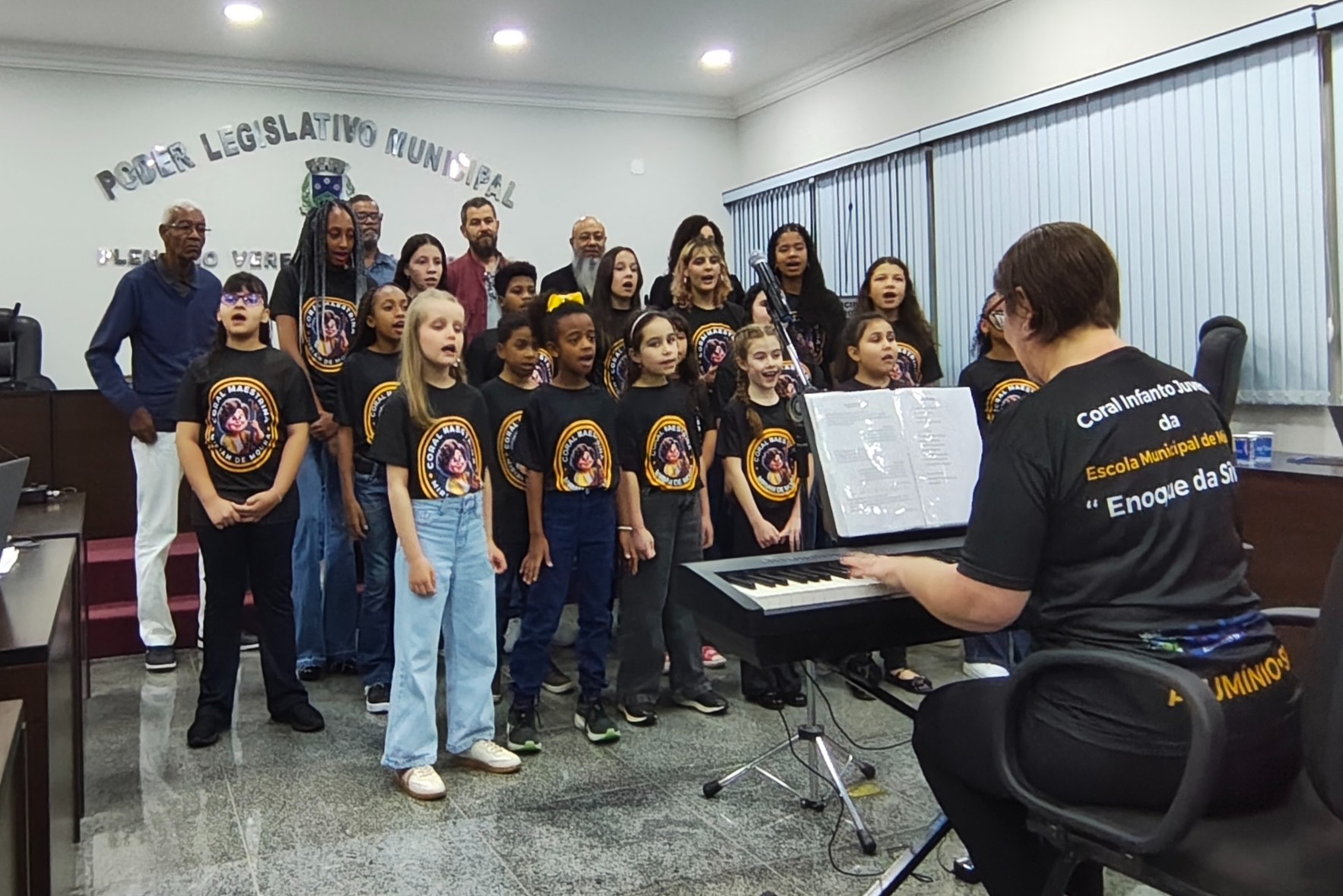Imagem da notícia: CÂMARA HOMENAGEIA CORAIS DA CIDADE